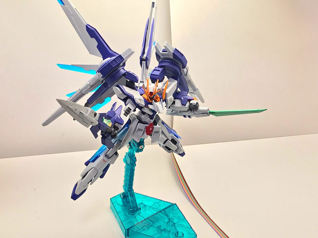 デモリッションGNソードⅡ。そんなGNゴッドフィンガーの弱点から、通常時においても火力アベレージの高い武装が必要だと判断したダイバーが来るべき大規模レイド戦のため、急遽制作した武装である。性質的にはGNソードⅡブラスターを斬撃に特化させたようなもので、ライフルモードも使用できなくはないが取り回しの悪さからダイバーは専ら対艦刀に近い運用を行っている。


長々と失礼しました。前述の通り一応過去作に当たるものです