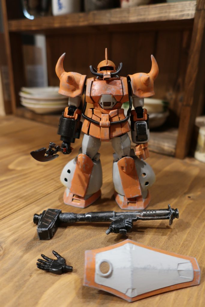 基本的には、膝下とバックパック関係が旧キット、他はオリジングフです。
武器はガルマザクの斧と、旧キットリックドムⅡのジャイアントバズを持てるように改造したもの、プロトグフのシールドです。本当はHGザクⅡ改のMMP80を持たせるつもりでしたが、右腕の関係で持てず。ジャイアントバスも腕の関係で不自然に長くしてます。右腕も左腕と同じ3連マシンガンにしたかった。。
動力パイプは2.5mm径のスプリングに。頭部のスプリング取り付けに、めちゃめちゃ時間がかかりました。二度とやらないと思いました(´・ω・`)