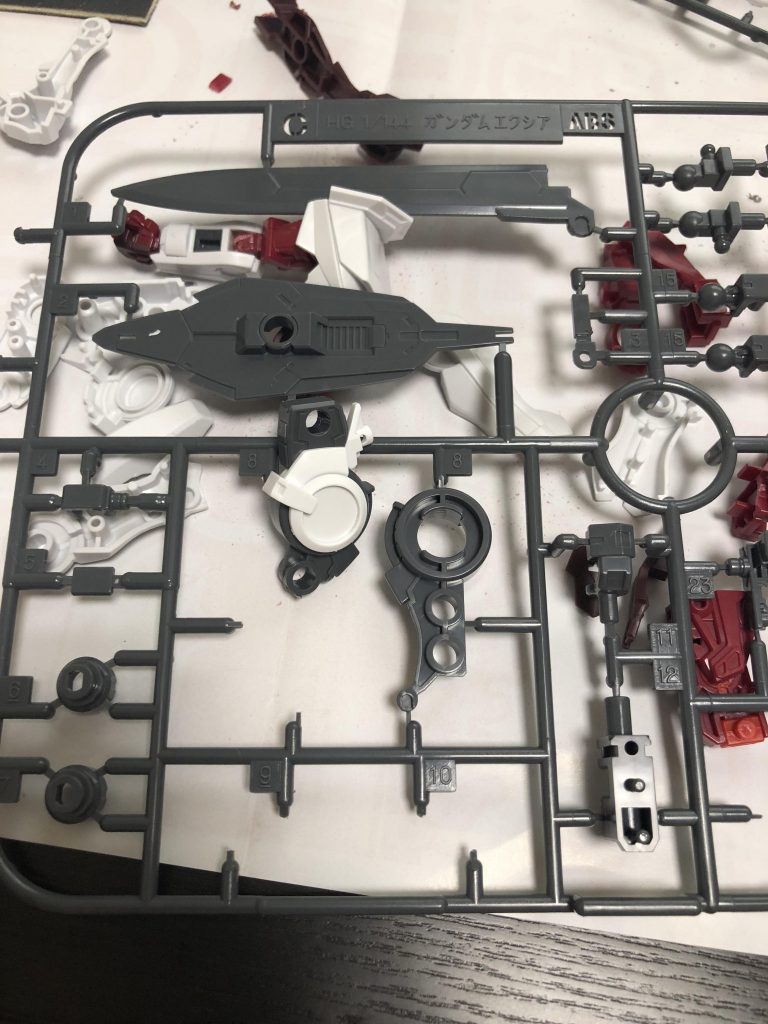 腕は上半分ノーネイム下半分エクシア、脚はその逆になっています。これは脚の製作過程で、元々の関節をバッサリニッパーで切って・・・