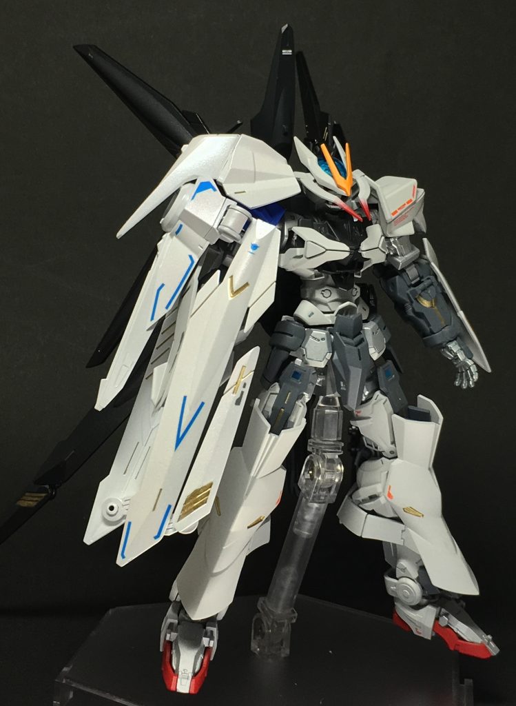 右側はブルー系、左側はレッド系のデカールワークになっています