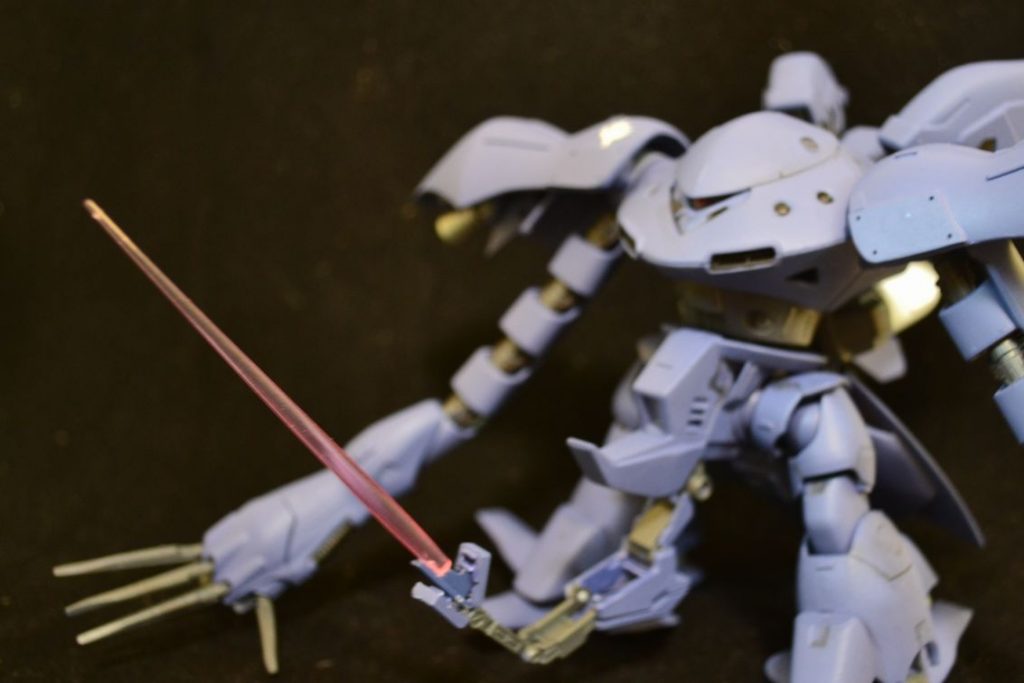 近接戦闘に備えて隠し腕を装備。