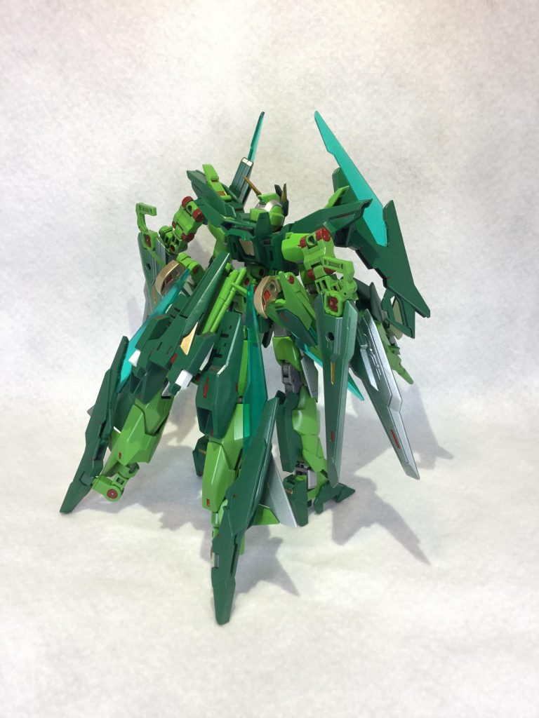 MS形態時、正面からの機体シルエットが原形のマグナムと大きく変わらないように見えるのは、主な改修点が背面に集中している為である。
腰部裏には新たにテールブースターを装備。
テールブースター先端にはスタビライザーを兼ねたFファンネルを配置し、空いた肩背面には新たに翼の役割を持ったW(ウィング)ファンネルが装備されている。
これらのテールブースター、Wファンネルによって高機動性と戦闘能力の向上が両立されている。