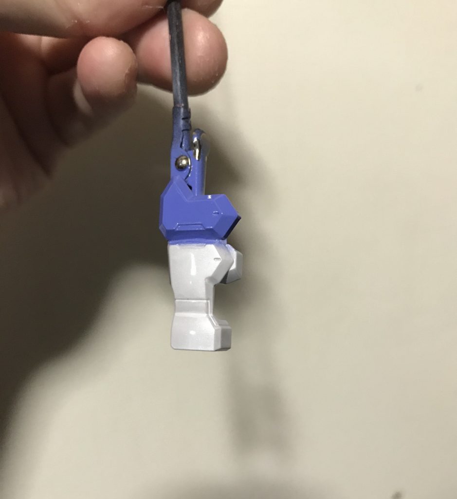 腕は一体成型なので、マスキングで塗り分けました。