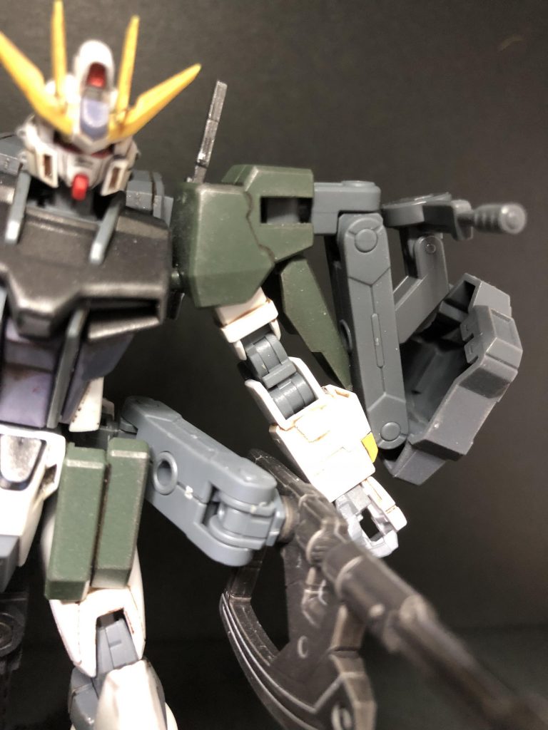 ショルダーシールドの中には肩部格納式機関銃が内蔵されている。対人・対車両兵器としてだけでなく実弾が有効な相手であればモビルスーツにも十分に有効な射撃を行える。