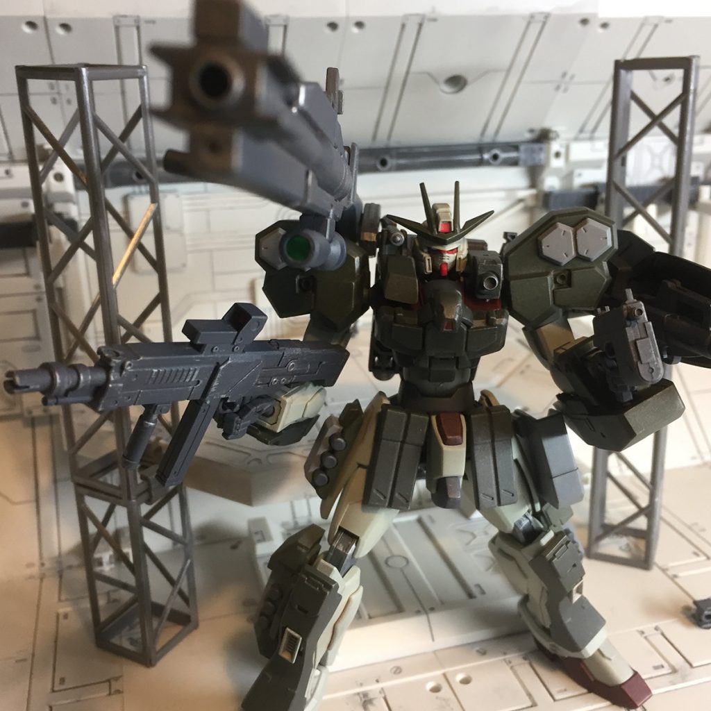 ## BG-011SFGp ビルドバーニングSFGp
【以下妄想設定】
ビルドバーニングの持つ人体に近い可動範囲を、拳法の再現とは違う方向で活かすために製作された強化プラン。
機体全身に満載した実体弾・ビーム兵器による遠距離からの制圧が基本戦術となるが、超長距離~近接戦闘までこなせるよう設計されている。
「SFGp」の名称は、陸上自衛隊特殊作戦群から取られ*「Special Forces Gunpla」*の略とされる。