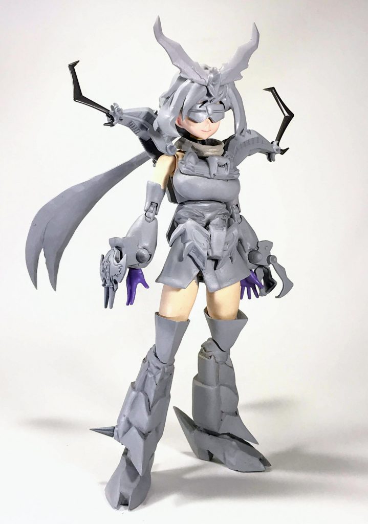 だいたいの形状が固まってきたところで全体を神ヤス貼ったペンサンダーで一気にならし、500の缶サフの厚吹きでキズ埋めしたところ