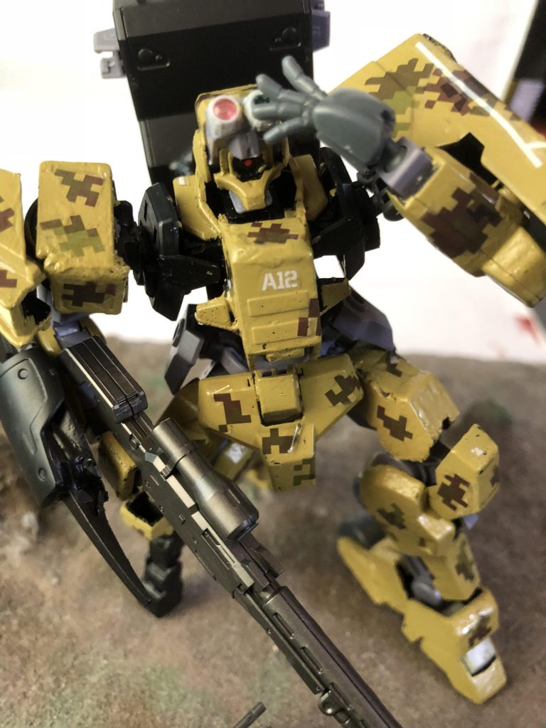 頭部は偵察用に緑のモノアイレンズ
狙撃用に赤色のモノアイレンズをバイザーに付けており