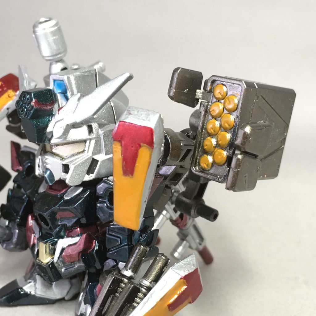 ミサイルポッドは1/100ガンダムヘビーアームズカスタムの膝に付いていたものを拝借。カバーが開きます。