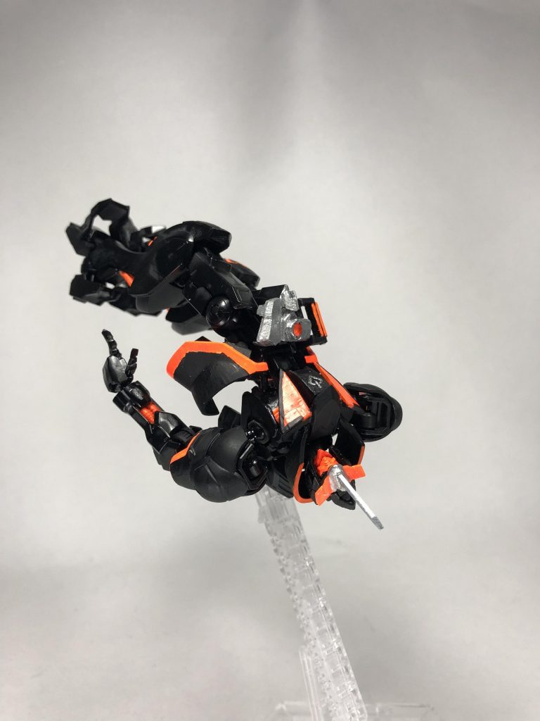 「なんでこいつが浮遊出来るのかわかんねえけど、前のパイロットの怨念だとか、厄祭戦時のモビルアーマーの呪いだとかもっぱらの噂だぜ！」