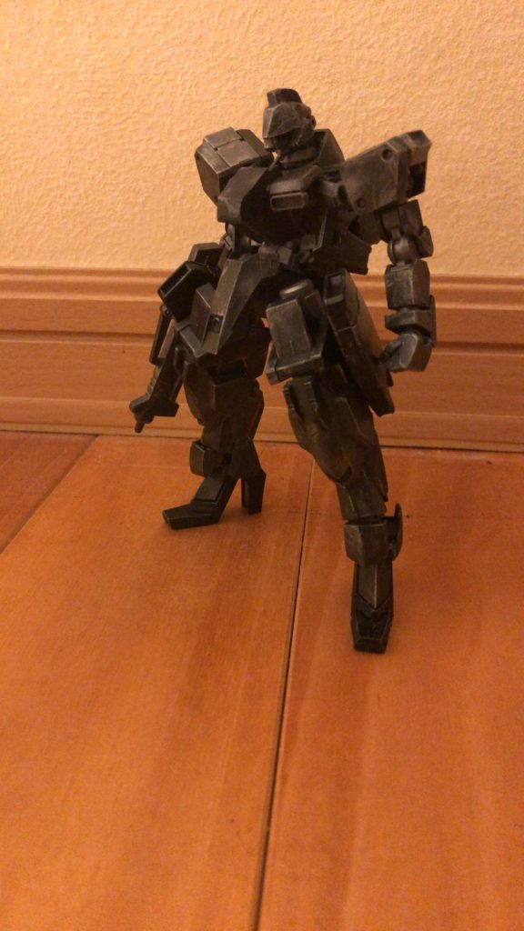 グレイズの要素を残しつつガンダムフレームも意識した形にしました

胸部に少しこだわりがあります