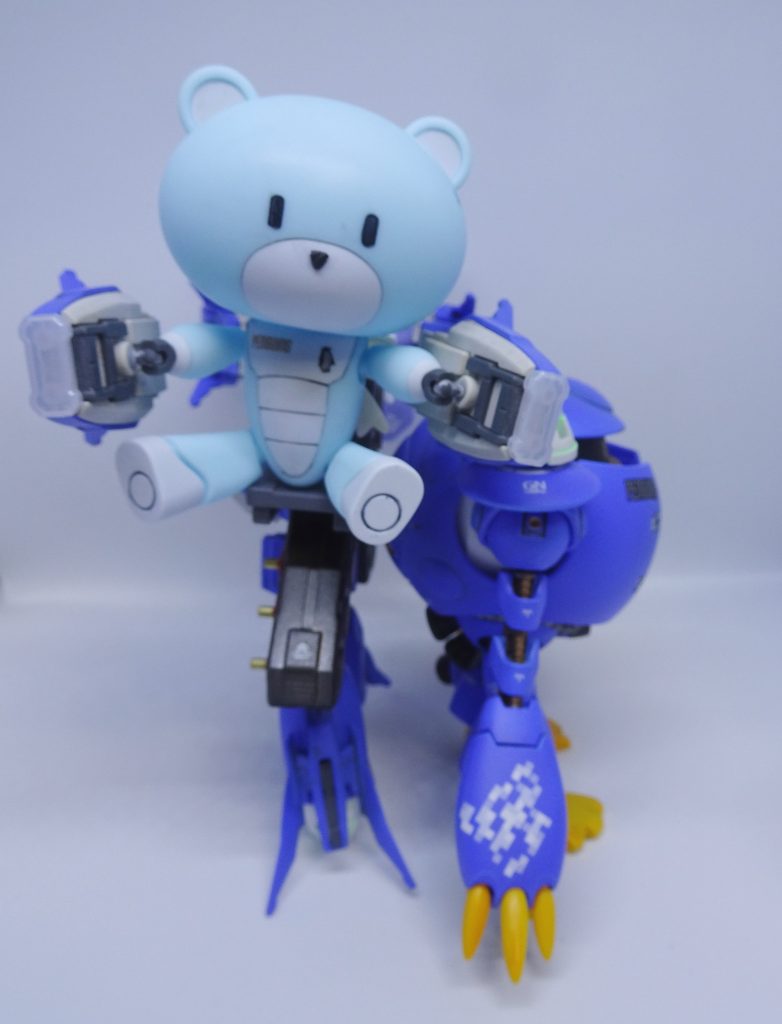 バックパック右上にPビット01号機を搭載しています。
ガンダムXに登場するGビット同様に基本は無人機
GNコンテナがGN粒子の貯蔵タンク兼ナックルになっていて基本は格闘戦術。