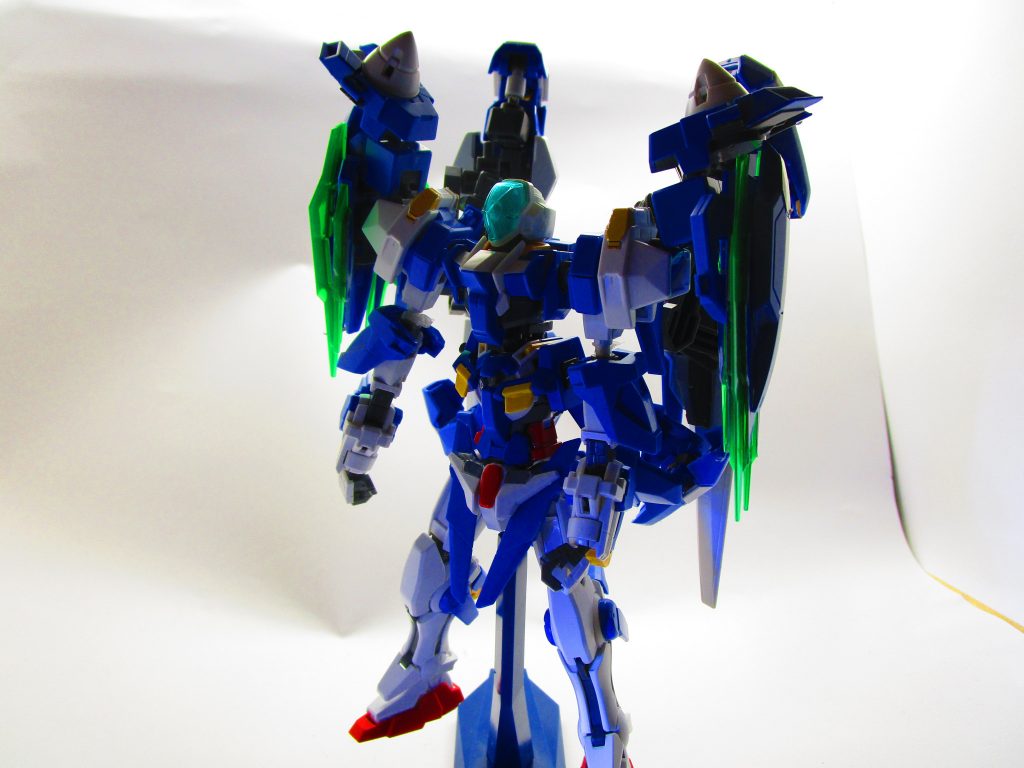 フェイズダブルオーライザー正面
全武装ドッキング・・・・と言いたいところだが、
ビットオーライザーの本体部分が分離されている。
接続させることも可能で、計算上は戦闘時間も延びるのだが
重量過多でもろくなり結果戦闘時間が短い。