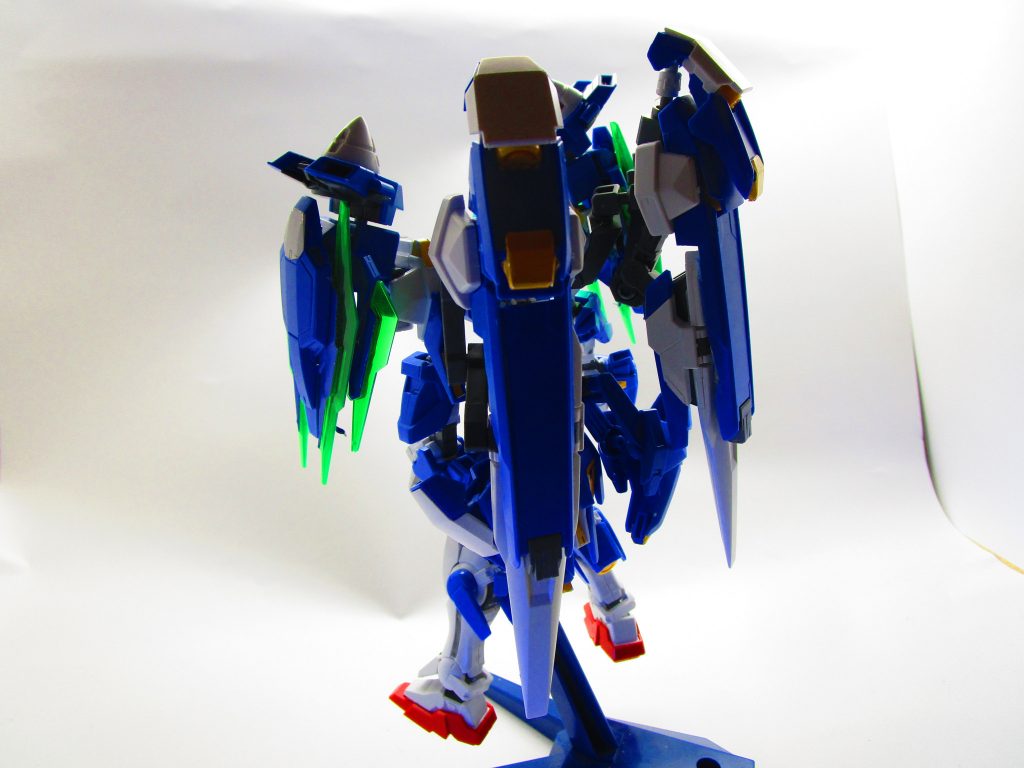 フェイズダブルオーライザー背面
ダブルオービットとビットオーライザーの長所、短所をあわせて2倍にしたような機体。
戦闘時間は長いが、でかすぎる(エクシアの2倍)のサイズのため、通常運用に向いてない。
速度はホバーならば速いが、エネルギーを食う
歩けば遅い。