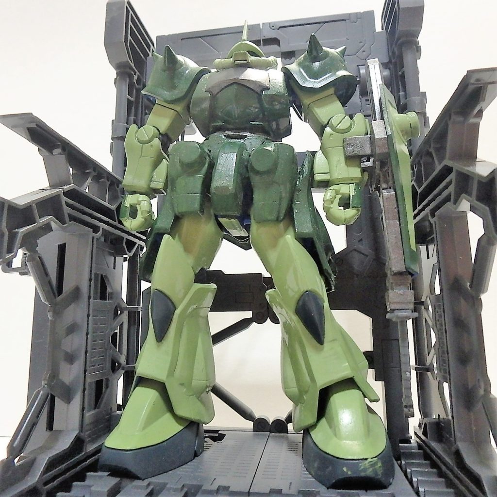 サイドスカートは、グフの足から。フロントスカートはFGザクの腕