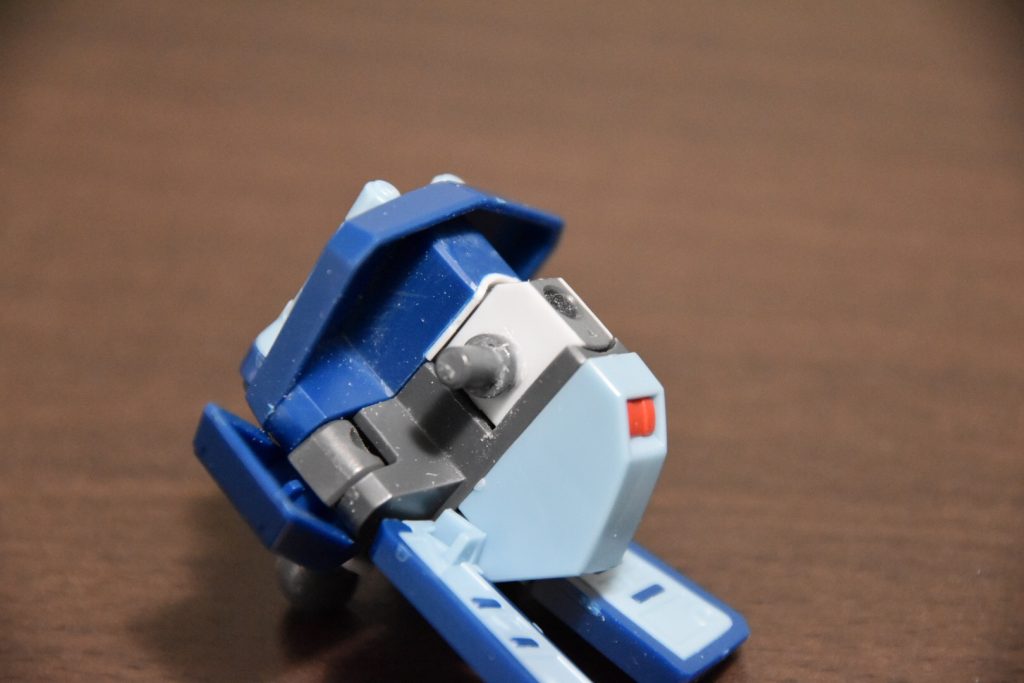 スタイル変更の一番のポイントになった改修です。脚基部を幅詰＆前方移動で、かなり印象が変わりました。