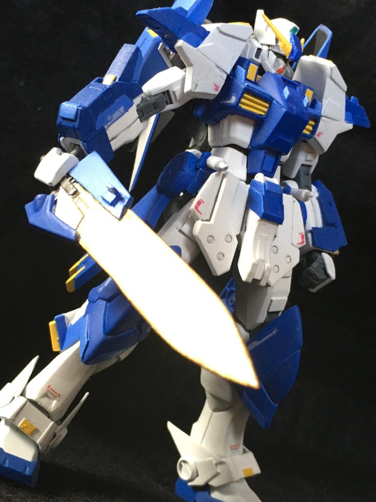 近接戦闘での主兵装「エクシトルブレード」。ビームサーベルよりも素の攻撃力は若干劣るものも、表面の「アンチ・パーティクル・コーティング」によりビームを拡散させる他、各種粒子を用いた防御フィールドに対しても有効なダメージを与えることが可能。