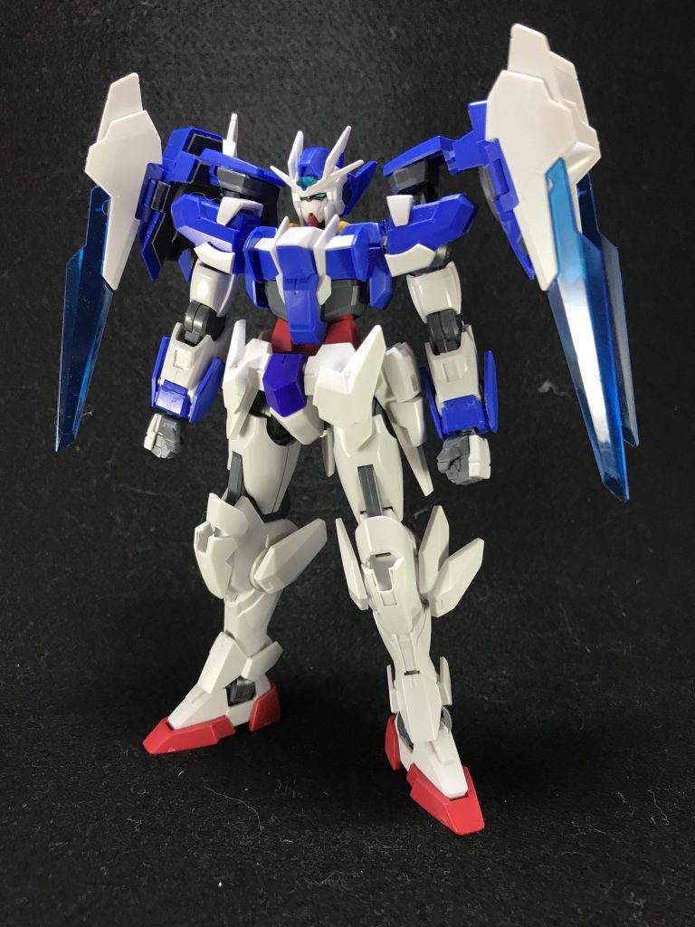 上半身は肩以外ダブルオーダイバー、下半身をトランジェントで足はダブルオーダイバー。肩は我が家でジャンクと化していたダブルオーから拝借。ダイバーの余剰パーツを貼り付けました。
最初は膝パーツを、ダブルオーダイバーのものそのままで使っていたのですが、どこか寂しかったので、これまたジャンクと化していたセブンソード/Gのものと交換しました。