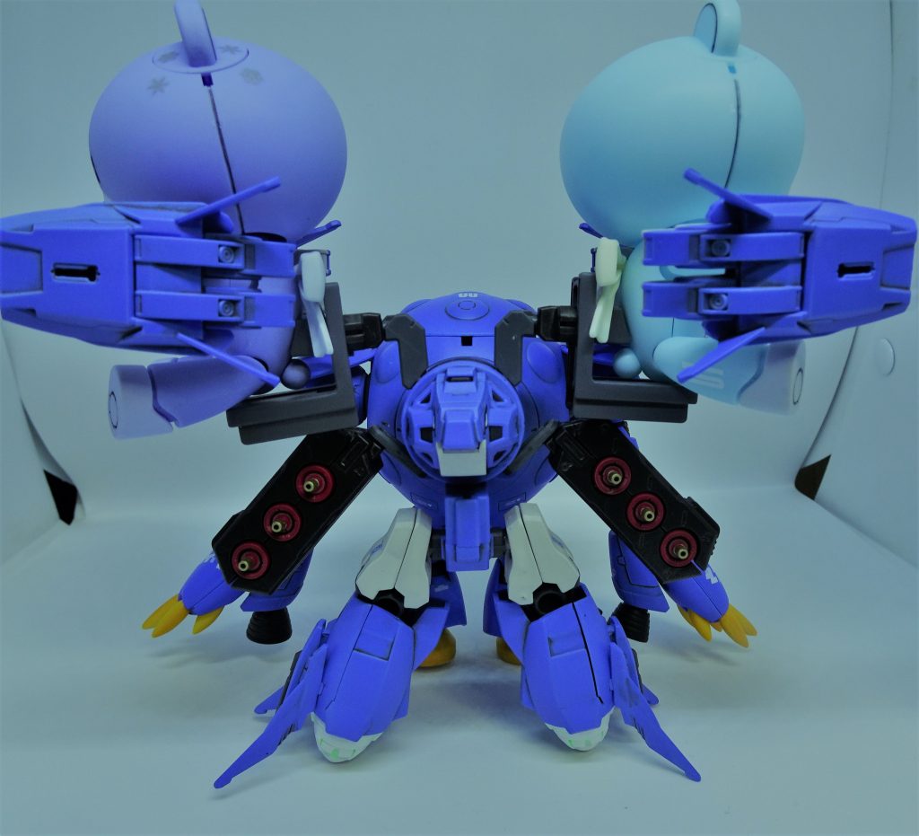 背面も本体に合わせてMSライトブルーで統一しています。
工作らしい工作はしてません。椅子のピンを取って、3ミリ穴に変更しただけ。
空間戦闘を意識してファンネルを装備しています。
モモカは運動能力が高いのでビット・ファンネル操作は可能…なはず。