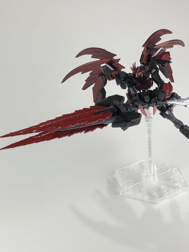 フリューゲルシュヴェルト・ツヴァイビームソード。フリューゲルシュヴェルトに付いているビームソードを使用しますが、両腕のエネルギータンクを併用することでケーブルを廃止しています。ビームソードととフリューゲルシュヴェルトの実体剣で切らぬもののない一振りの剣になります。