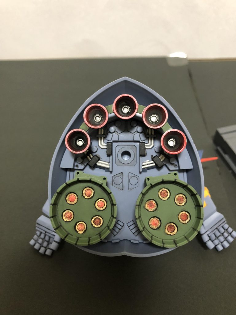 ジオングは色分けがしっかりしてあったので部分塗装、光沢スプレー、墨入れ&ウォッシング、艶消しスプレーの順で製作しました😃