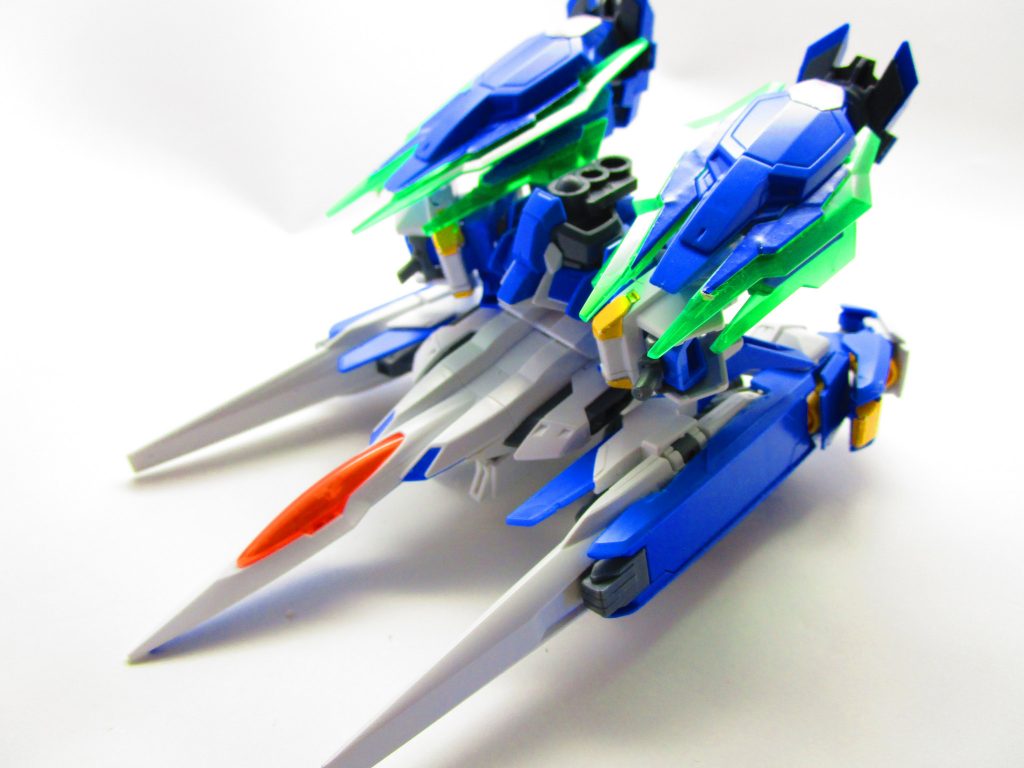 ビットオーライザー
武装を全て詰め込んだ専用ブースター。
GNステルスを搭載しており、偵察においてはフォース内トップ。
また、本体に武装が無い理由が主にこちらで戦うためである。
バルカンやソードビットはもちろん、サブアームによる他機体からの武器奪取や
GNフィールド展開、GNフェザーなどによる味方支援、敵妨害
アヴァランチエクシアダッシュのような高起動、高速移動モード、GN粒子最大開放で申し分ないスピード
GNスナイパーライフルにGNシールド、GNミサイルに・・・ってもうお前だけでよくね?と言う機体。
ただ、本体(ダブルオービット)が死ぬと同時に機能停止する。
同時操縦もしようと思えばできるが、かなりのマルチタスクが強いられるため、危険。
さらに詰め込みすぎたがゆえに、GNドライブでの供給が追いつかず
20分に1回完全機能停止(本体も動かない)が強いられるため、戦闘時間は短い。
動かなければ問題は無いので、長期戦ならダブルオービット、短期戦や支援ならビットオーライザーとなっている
トランザムも可能。