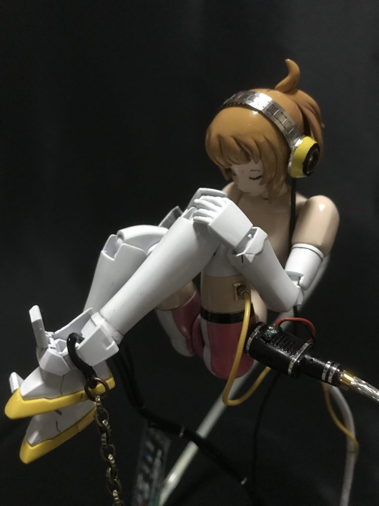 すーぱーふみながメンテナンス用の水槽の中に浮いてて調整している所をイメージして作りました。

髪はスジボリを追加して毛束を細めにしています。
ポニーテールは頭側を削って密着させる事で下を向いても違和感なくしています。