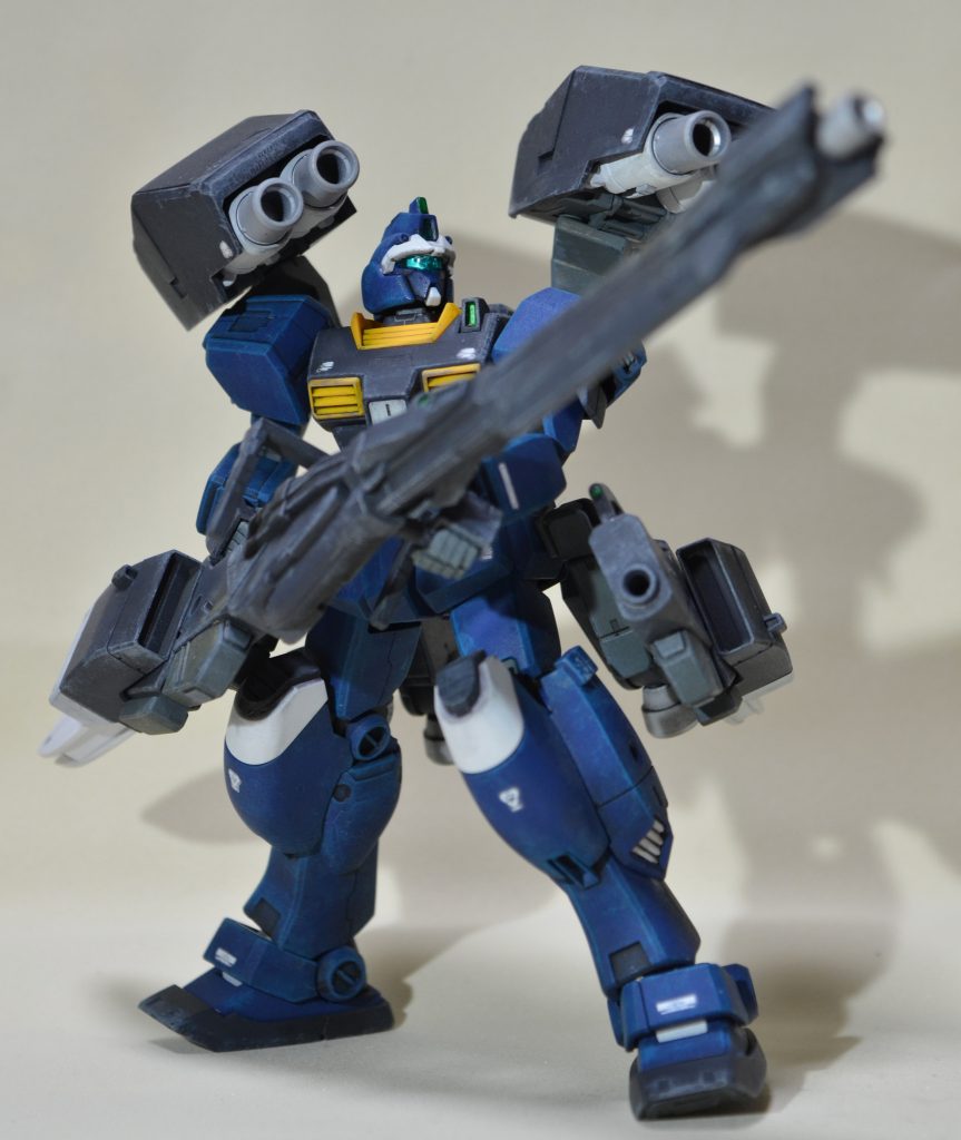 バスターバインダーにジムⅢ本来の装備であるミサイルポッドが取り付けてあるが
推力強化のためのスラスターとなっていてミサイルの機能は失われている
腰背面の増加スラスターとあわせた強力な推力で敵との距離を取ることで、
支援機の役目をこなしやすくしている