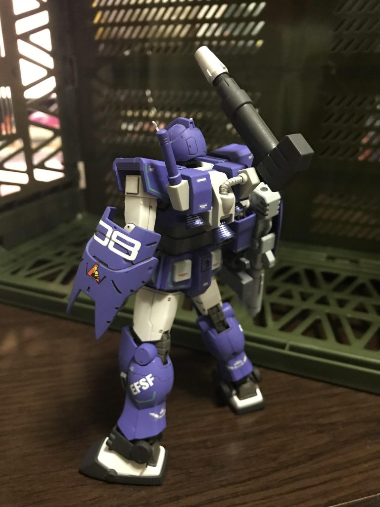 後ろ。
左手には小型のシールドを✨