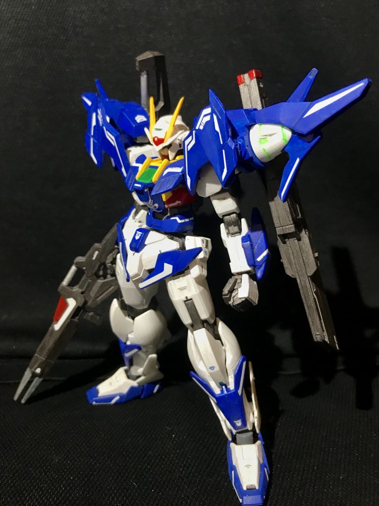 ダブルオースカイ本体は肩と胸に装甲追加、首・腰の延長、足首からしたをRGビルドストライクのものに変更、各部シャープ化、手はハンドパーツの大きめのモノを使用しています。元キットがハイヤーザンスカイフェイズなので、標準カラーより少し濃いめのカラーに塗り直してます。
ジョジョ立ちっぽいスタイルを目指しました。