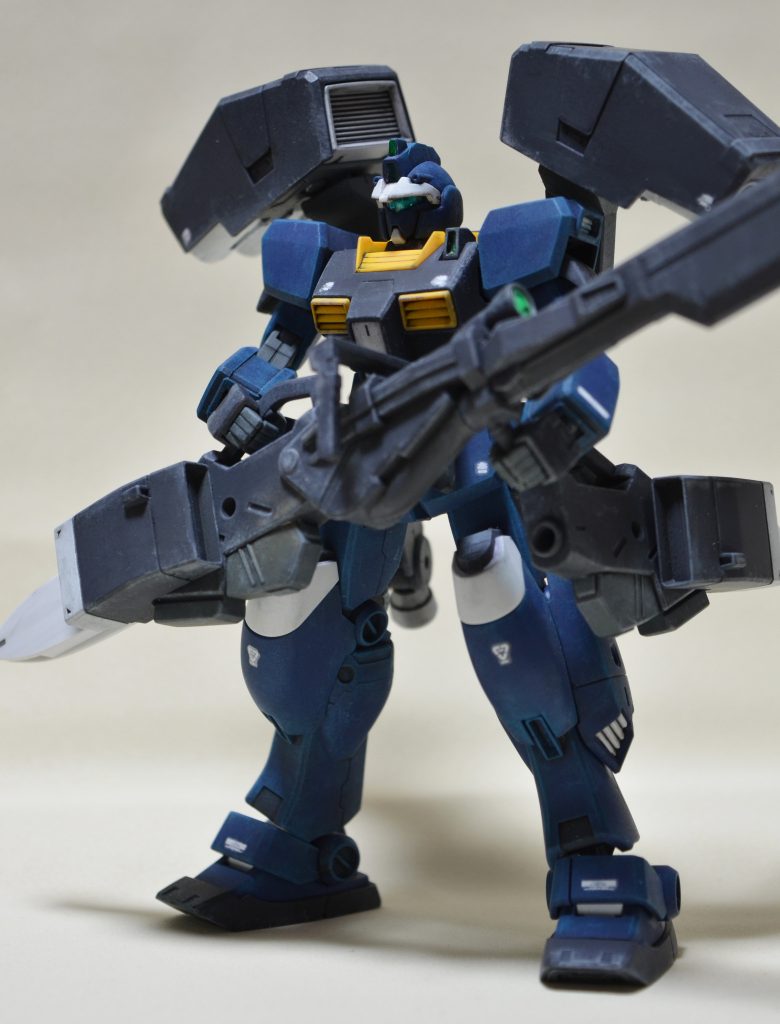 GNキャノンの格納状態だと量産機のカスタム機の範疇に
ギリギリ収まってくれそうな盛り具合にできたかなーと。
今回の改造の裏のテーマが「ジムっぽさを失わない程度に盛る」だったので
増加スラスターやGNキャノン等、シンプルなデザインのものでまとめてみました。