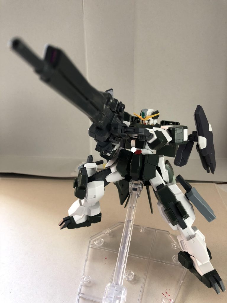 メイン武装のGNスナイパーライフル。頭部のアンテナを強化したのでケルディムのより大型化、狙撃可能距離の向上が出来てます