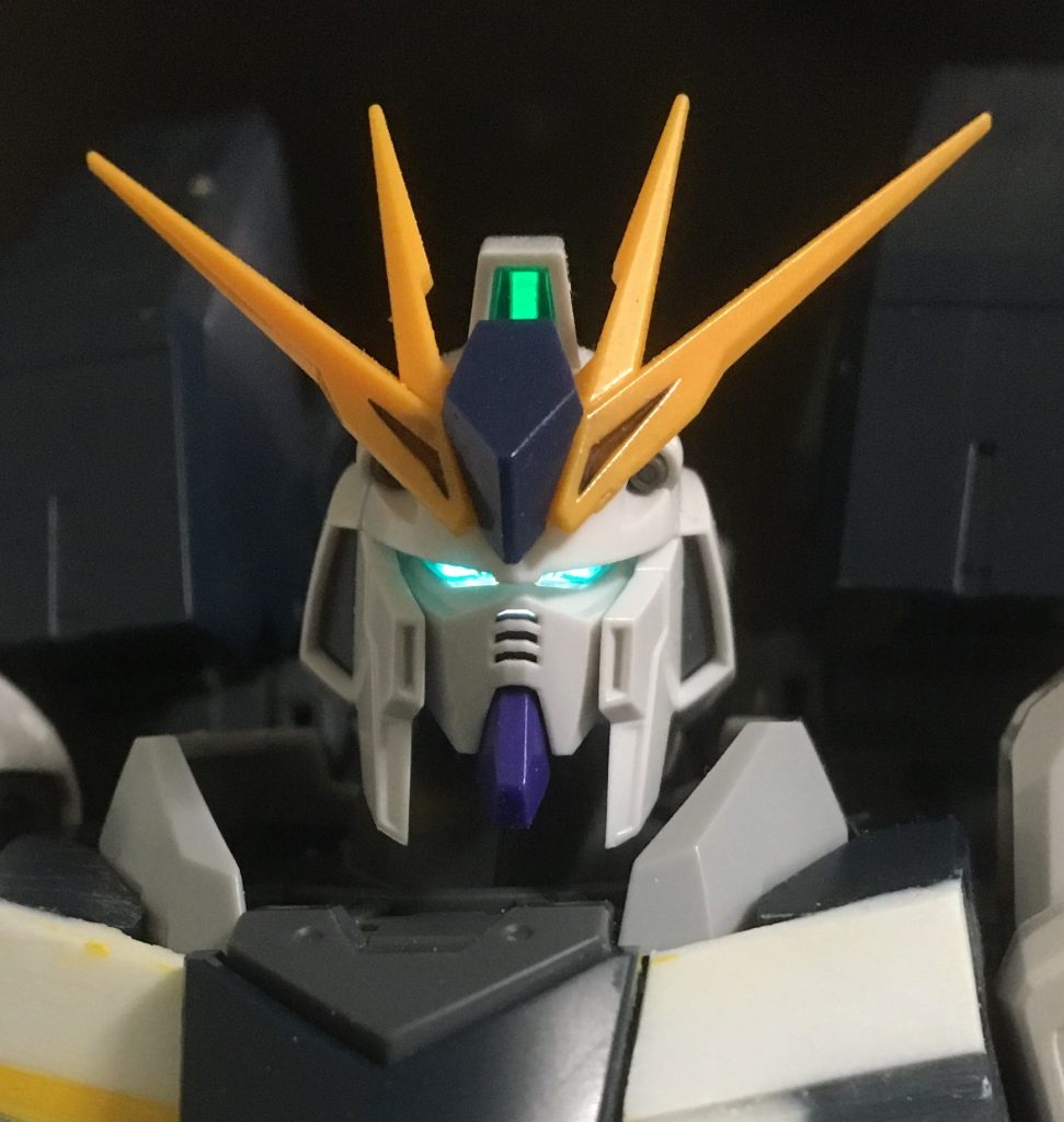 頭部にはLEDを配線