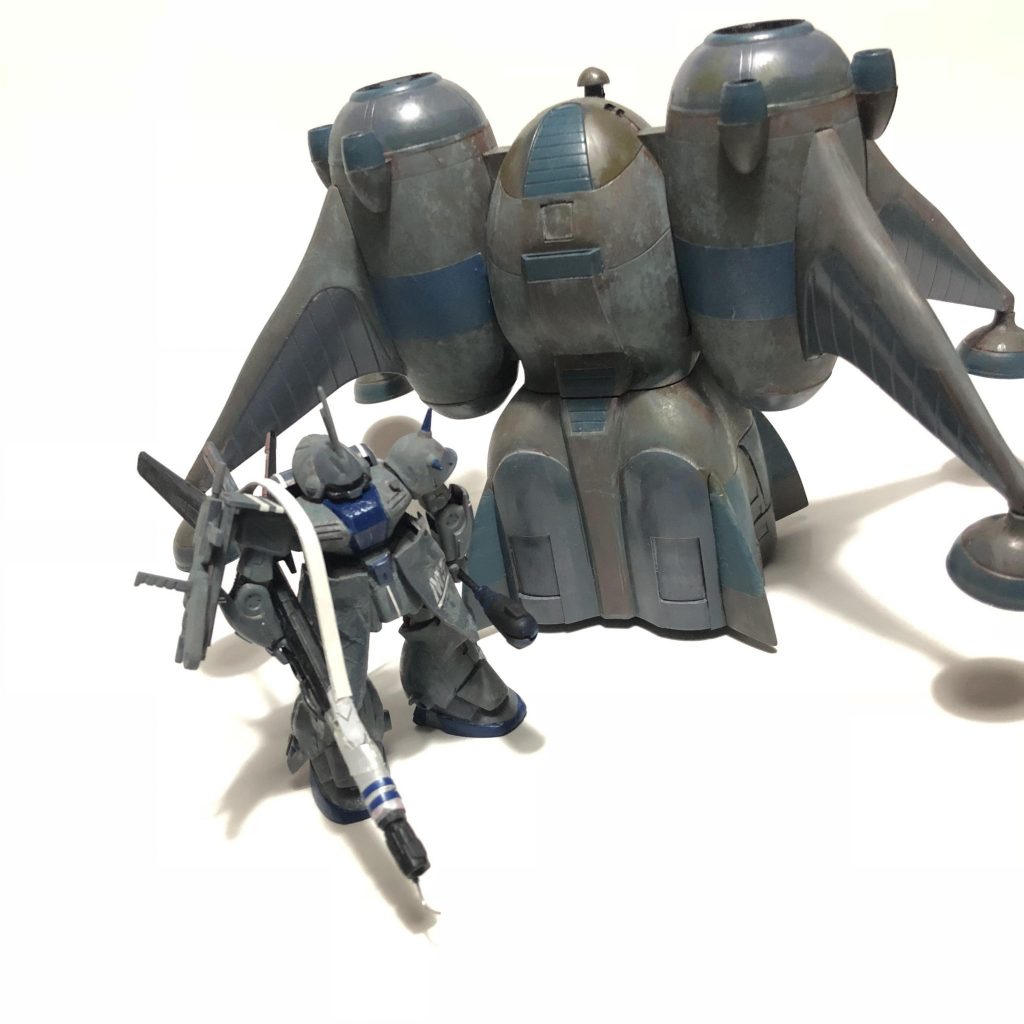 謎の支援機と…
 
この支援機、赤の軍勢の機能的デザインは独特の雰囲気があると思います。(ガンプラじゃ無いので触れないでおきましょ)