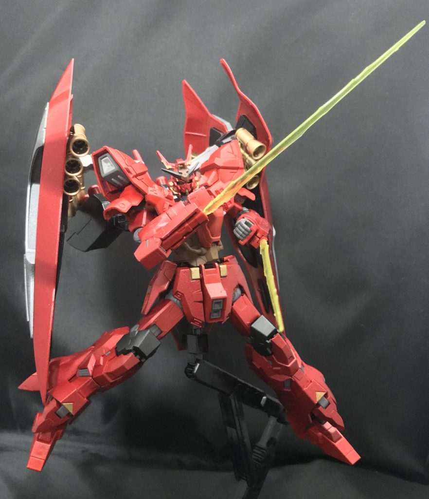 長さ調節だけですっぽり腕に収まるサザビーのサーベルで、シナンジュ風ビームトンファー。
着脱可能です。
地味に気に入っているギミック…。