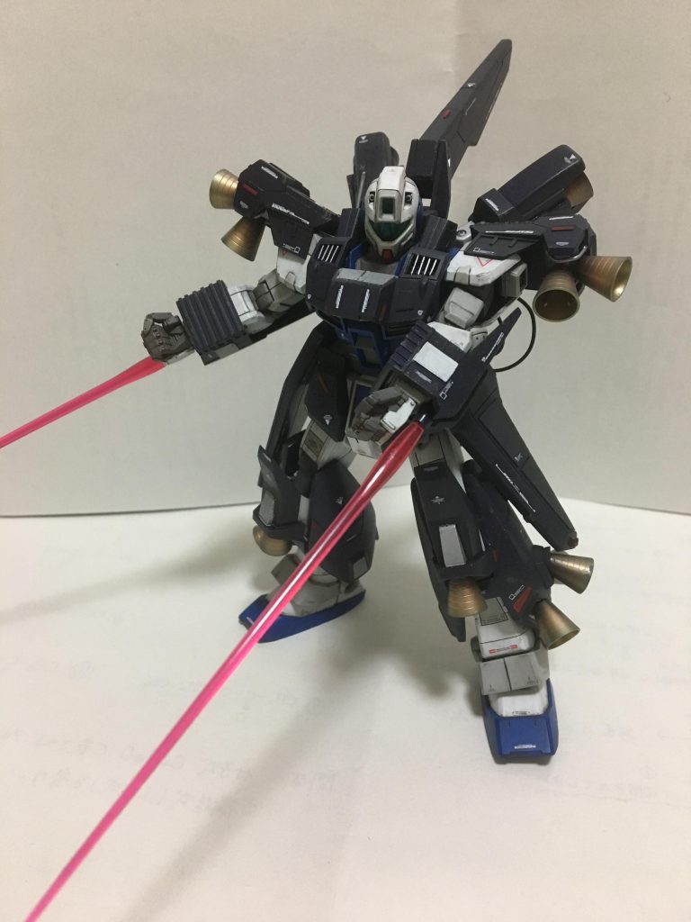 腕部装甲にはビームサーベルが内蔵されています。