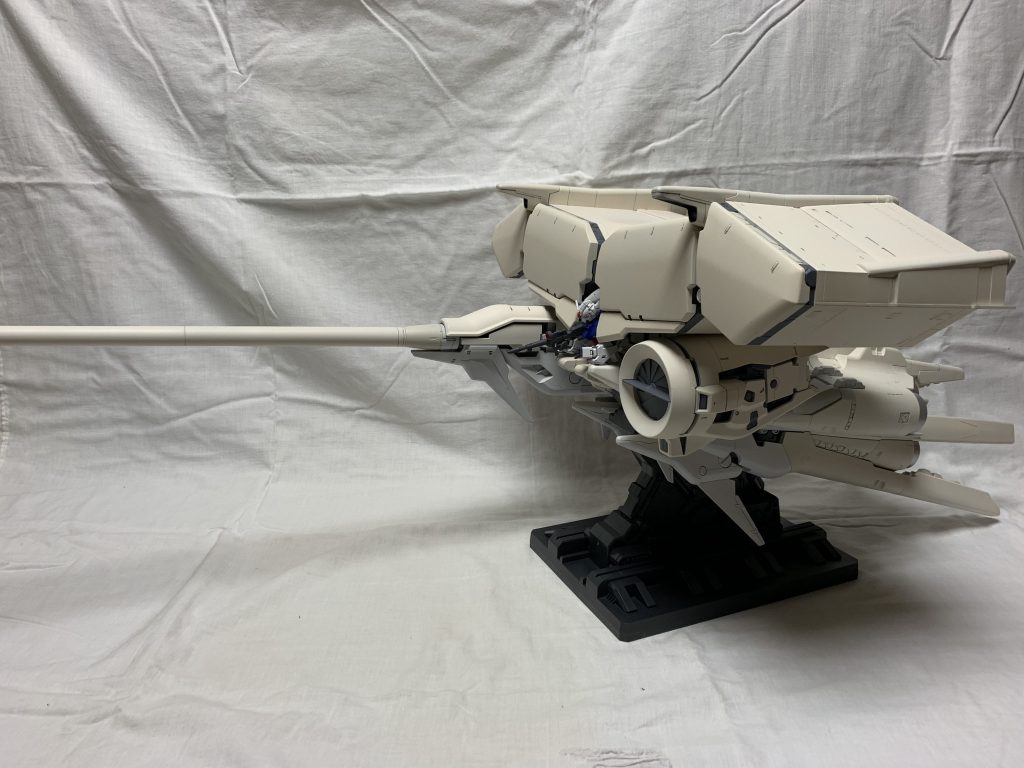 当初はパッケージ絵通りのピュアホワイトで仕上げるつもりでしたが
パネル別に塗りかえようとコンテナをアイボリーで塗ったところでバランスが想定から外れた為
一転今回の方向性に舵を切りました
一個一個の部品が大きくパーツ点数は見た目の割にMGより少ないのでは？と思うほどです