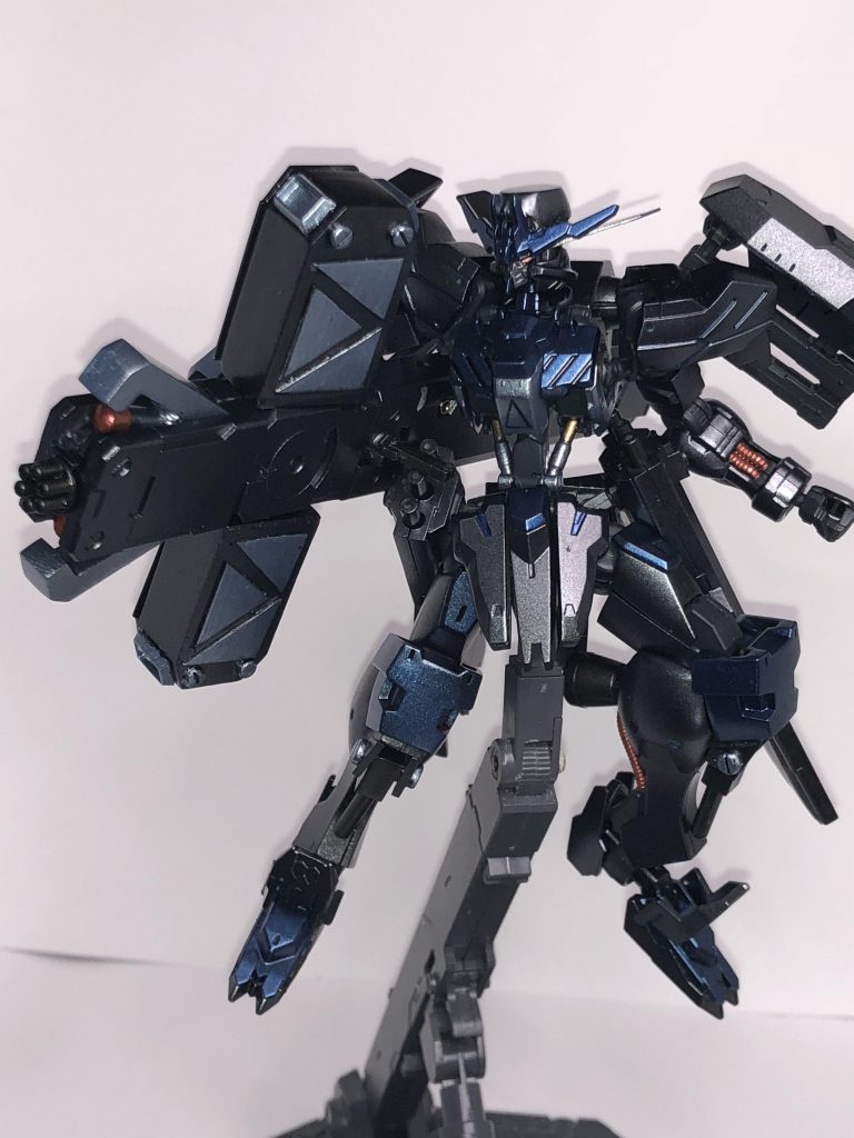 背中に背負ってる十字架型の武装にはガトリング、ミサイルポッド、ロケットランチャー、ライフルと状況によって使いわけれる設定。
某作品からの影響めっちゃ受けてます。ハイ