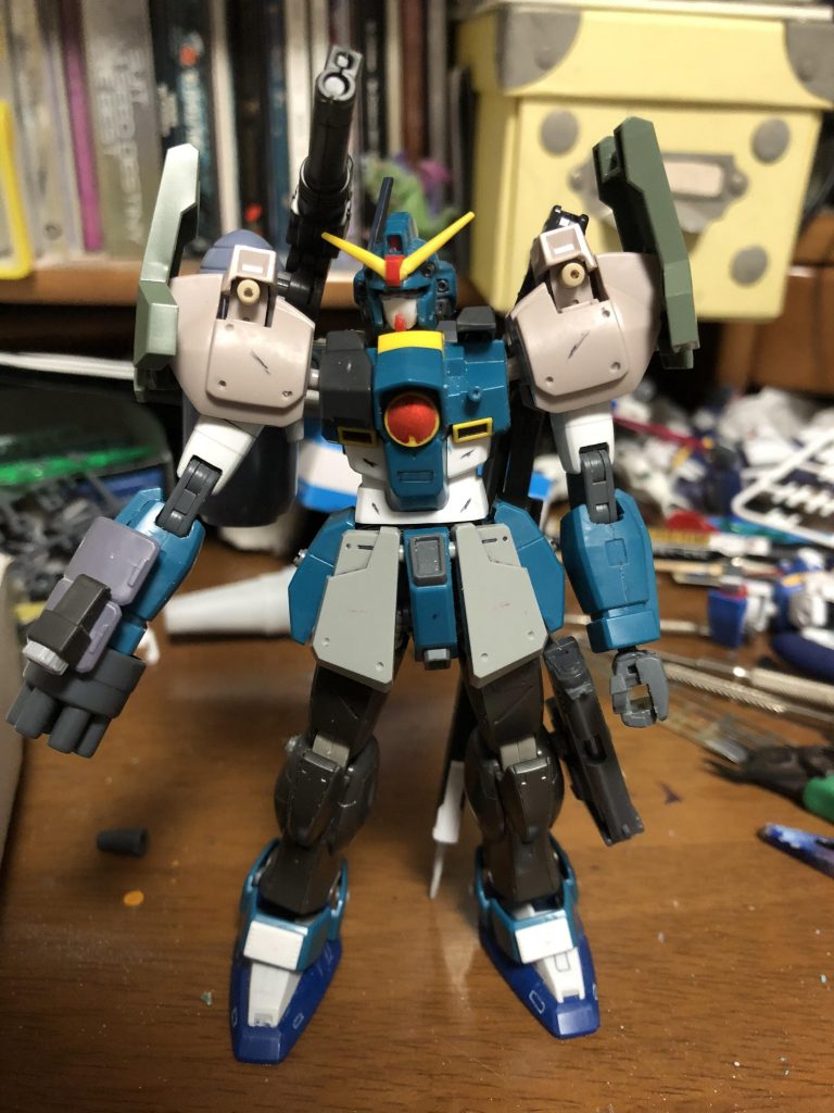 今回スジボリに初めて挑戦したのですが……難しいし、わけわかんない模様になってしまったのが反省
アームガトリングはHGBCのガトリングの使わない方の部分にカスタマイズキャンペーンのジョイント仕込んで、これまた使わなかったリーオーNPDの肩アーマーでガントレットをでっち上げてます。センサーはガンダム FSDのビームサーベルを指す部分にビルダーズパーツのサイトレンズを付けただけです。