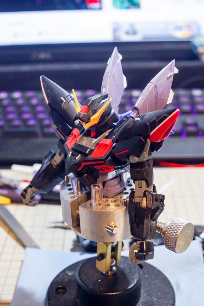 上半身のディテールup中の画像です
全体的に筋彫りとプラ板でディテールupしました、肩は引き出しギミックを開いてる方をデフォルトにし、全体のシルエットを大きく見せています