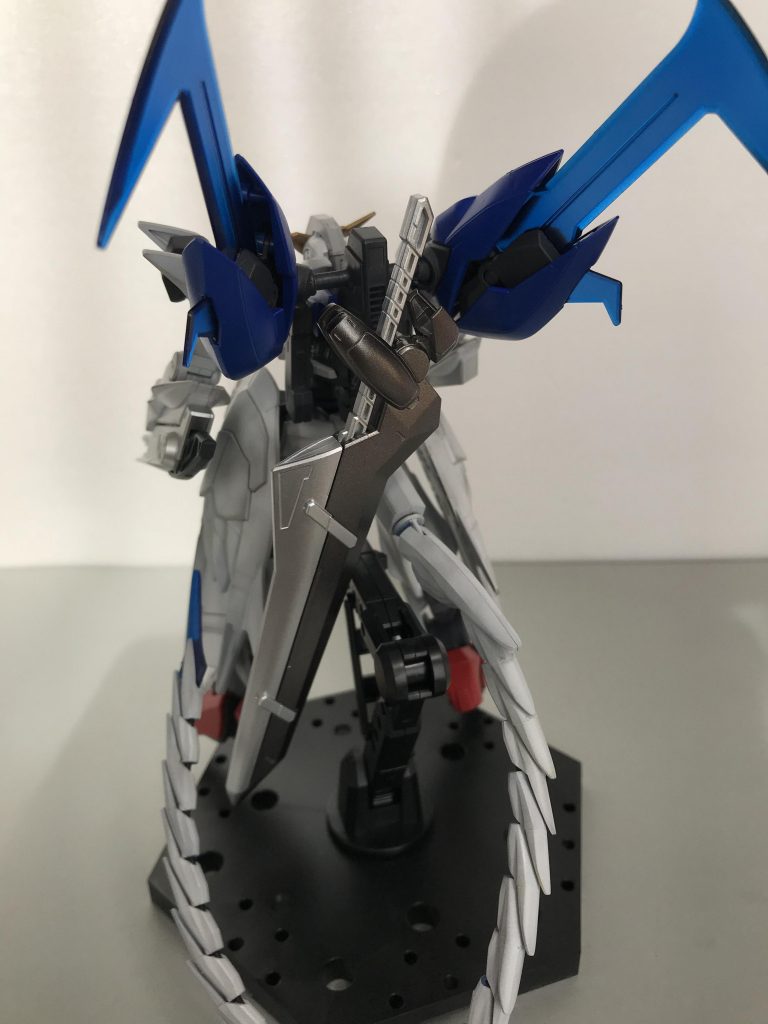 背面ショットがお気に入り！
バスターソードの取り付けを右肩から背面に移動しました。
バランス的にもこっちの方がいいですね。