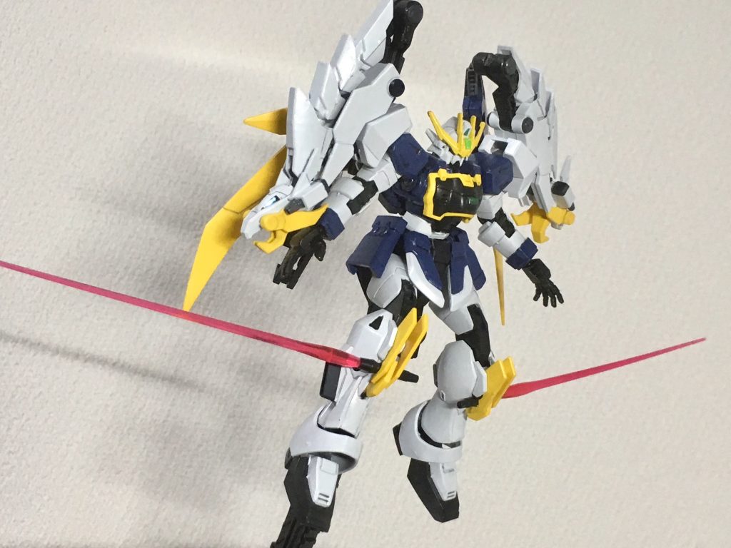 膝のクロー部分にちょうどビームサーベルをかますのに使えそうな半円のくぼみがあったのでこんな使い方も。