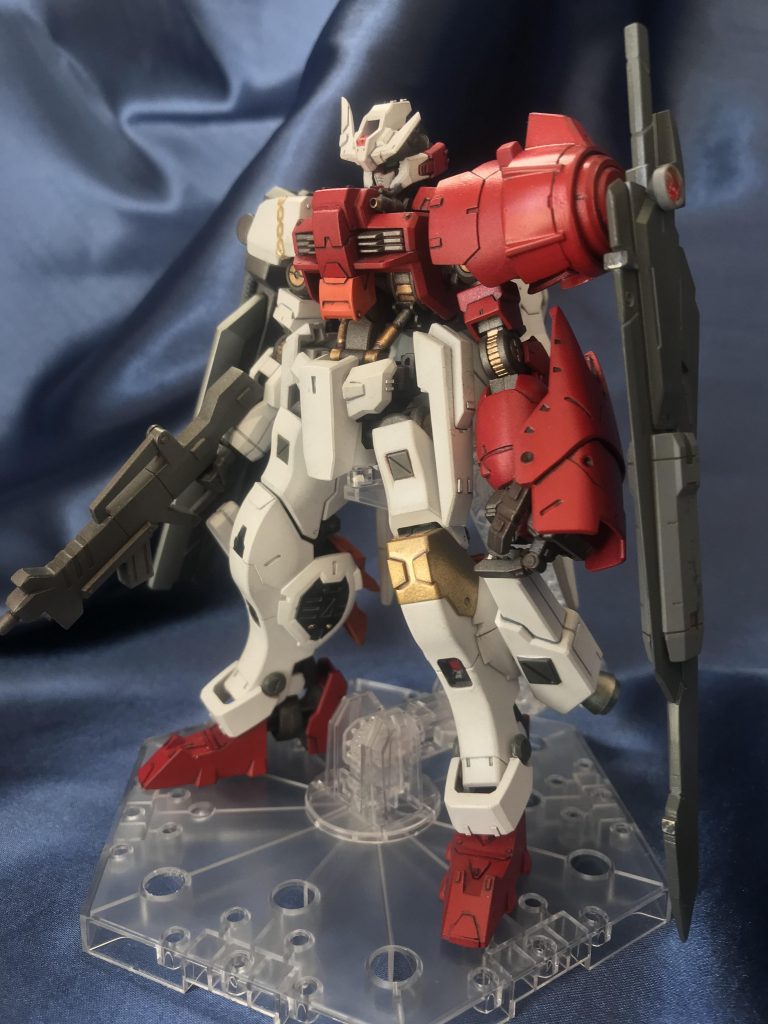 両肩に大剣を装備してます。