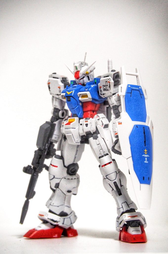 武器を持たせて。シールドの取付がこちらもMK2と共通なシールドジョイントを使用している為か、ゆるゆるなので、接着剤で太らせてます。またシールド持ち手も非常に特徴的なデザインなため、素立ちには使えないので、グリップごと外してます。可動指？知らない子ですね…w