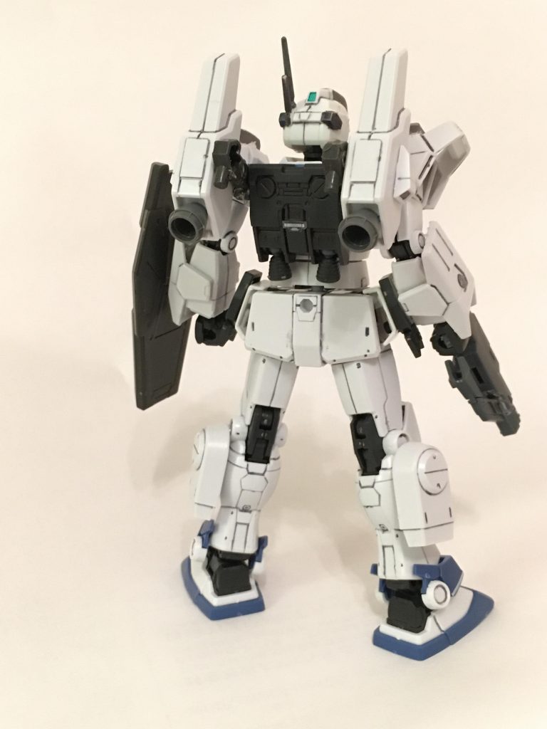 脚と背中にはイージーアームズのブースターを装備。高機動型MSっぽいイメージを出してます。