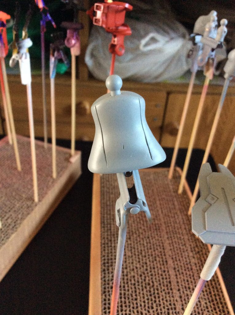 腰のパーツは接着しました