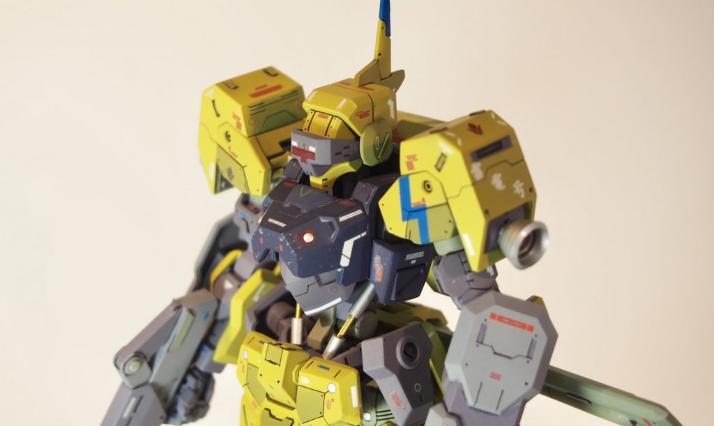 腰のシリンダーは2mmプラ棒と真鍮で再現しています
追従して可動します