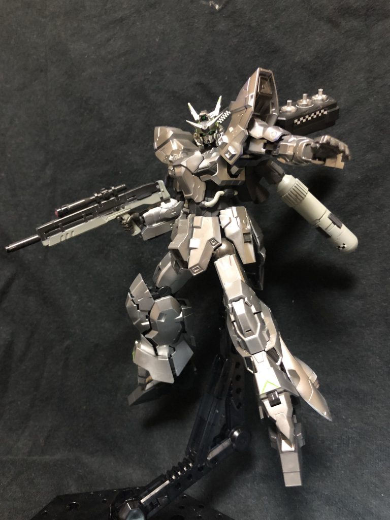 オラ設定ではムーンガンダムの対となる機体です。
損傷したら予備パーツが無いワンオフ機のムーンガンダムを、アナハイムのグラナダ工場が秘密裏にムーンガンダムの設計データを元に予備機として建造した。
しかし、ブラックボックスの塊であるサイコプレートは複製できなかったため代わりに試作ファンネルラックを装備された。
だが、ロールアウト直後にネオジオン過激派にグラナダ工場を襲撃、機体を強奪され以後、ネオジオン過激派の強化人間パイロットに運用されるってオラ設定ですw
塗装がシルバーなのはロールアウト直後は下地がシルバーの設定です。