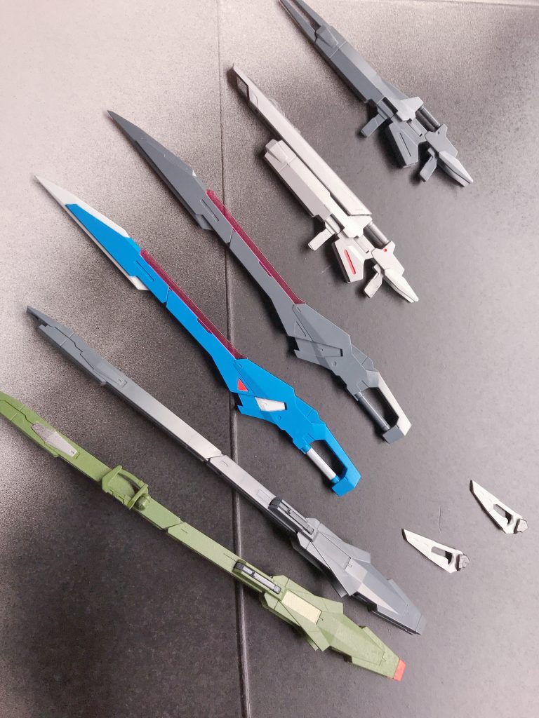 武器類。ネーミングは議長と戦艦から頂きました笑
デュランダルはフランス叙事詩に出てくる聖剣で、ミネルヴァはオリュンポス神話、イデアルはフランス語で理想的とか最高とかいう意味らしいです。ビームブーメランは普通に持たせると手首の中で回るのでグリップを太くする工作をしています。