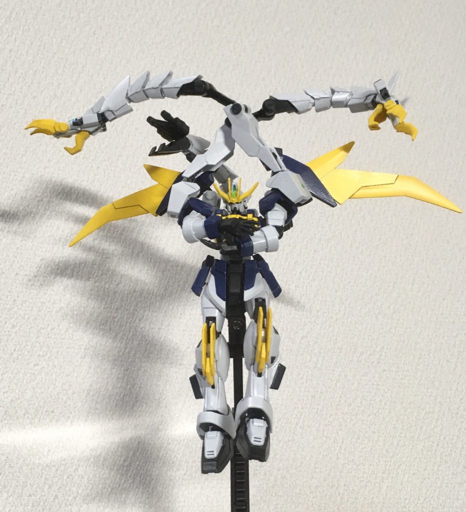 ドラゴンハングは途中までは一方向のフレーム可動ですが、首の始まりからは上下左右自在に動かせるので直線的な動きだけでなく立体的な軌道を取れます。