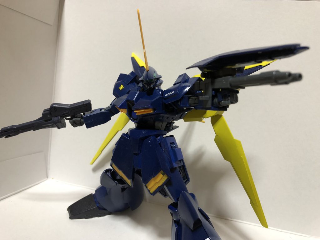 左腕武装フルファイア!な図
射撃武装は右手にガンダムXディバイダーのビームマシンガン
左腕に複合射撃システム(二連装ビームガン+グレネードランチャー)搭載シールドとなります。こちらはブルーディスティニー3号機のビームガンとガルバルディリベイクのシールドを組み合わせて装備させました。